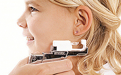 Прокалывание ушей пистолетом Прокалывание ушей пистолетом